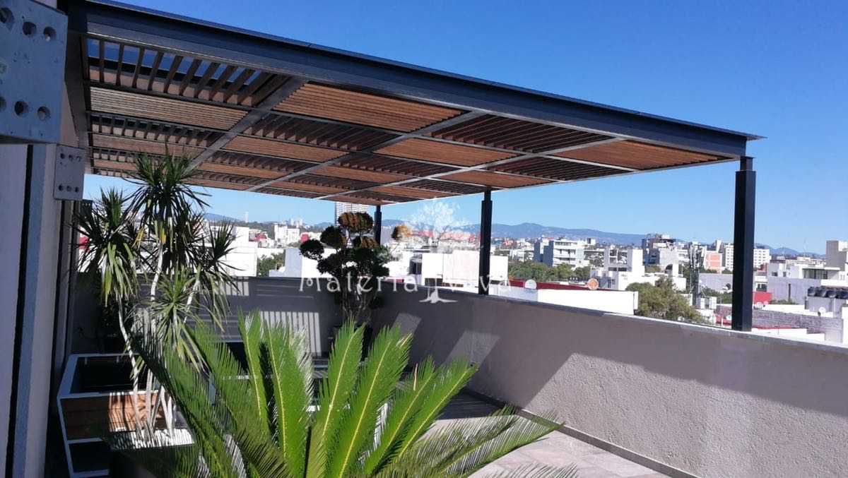 Pérgola de acero madera y vidrio en terraza de penthouse. Col. Nápoles CDMX, Materia Viva S.A. de C.V. Materia Viva S.A. de C.V. Balcones y terrazas modernos