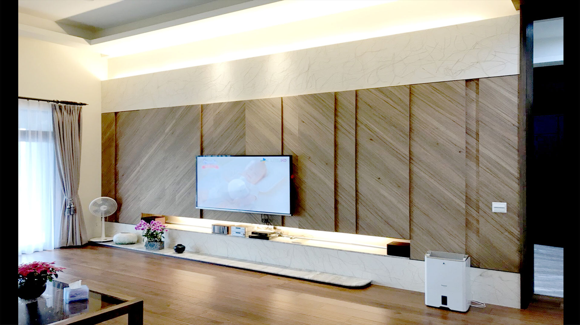 木皮 造型電視牆 設計 艾莉森 空間設計 Living room Solid Wood Multicolored TV stands & cabinets