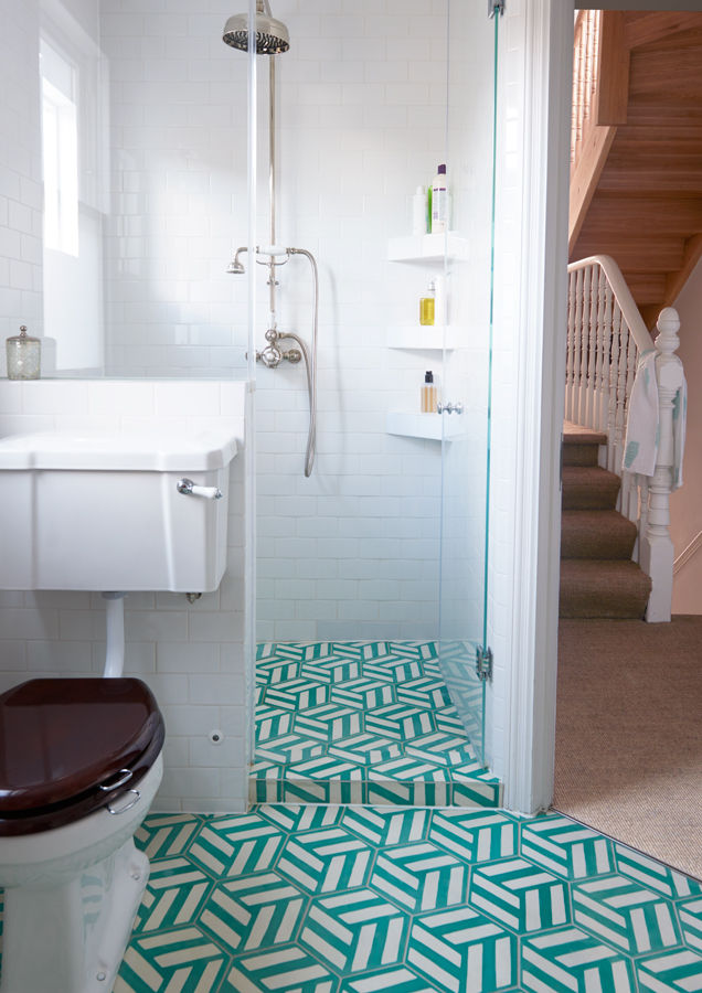 North West London Terraced House, VORBILD Architecture Ltd. VORBILD Architecture Ltd. Classic style bathroom shower,walk-in shower,hexagon,hexagonal,shower shelves,shower mixer