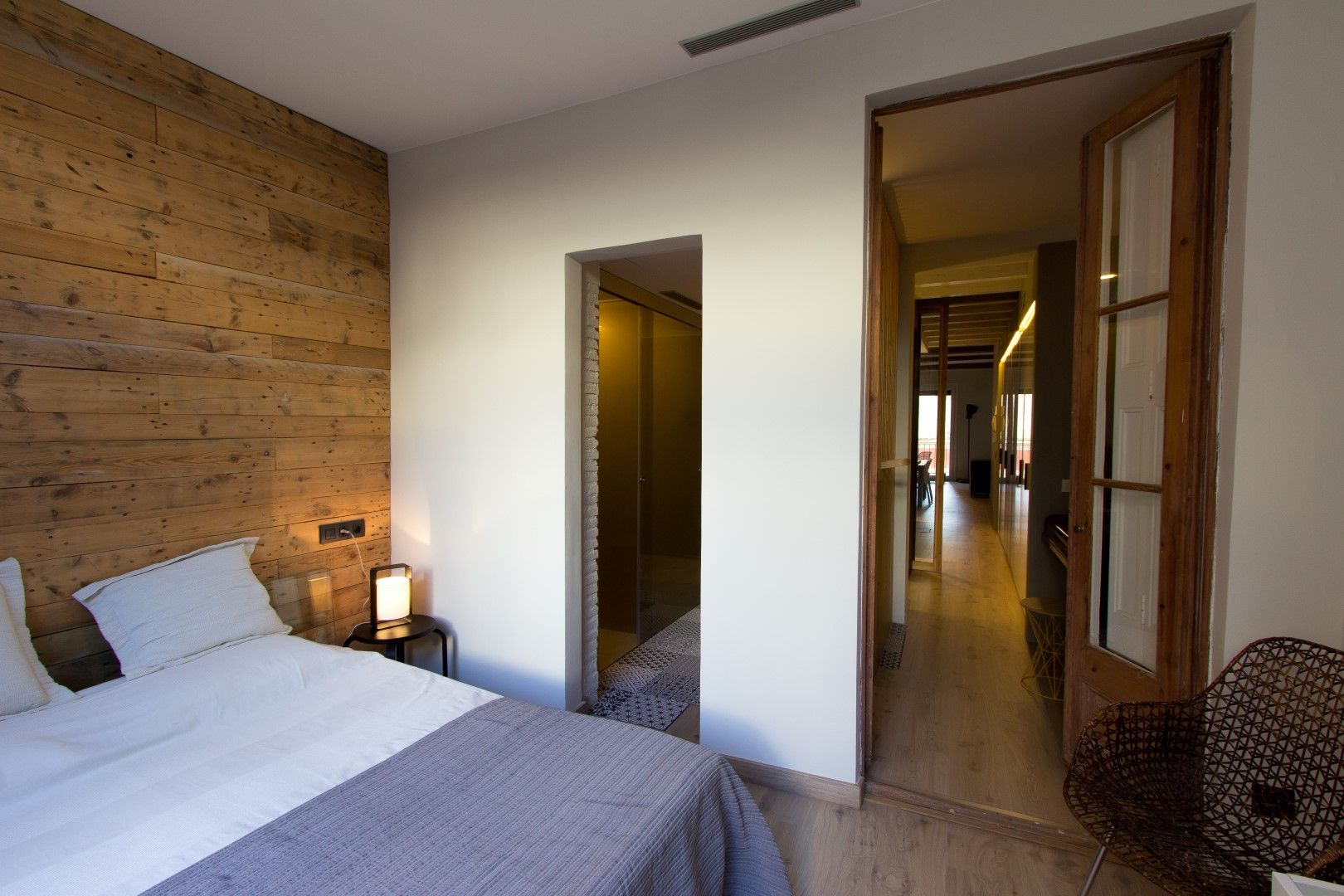 LOFT EN BARCELONA Proyecto de interiorismo para convertir un antiguo piso en un loft donde se valora la calidad del espacio, CREAPROJECTS. Interior design. CREAPROJECTS. Interior design. غرفة نوم