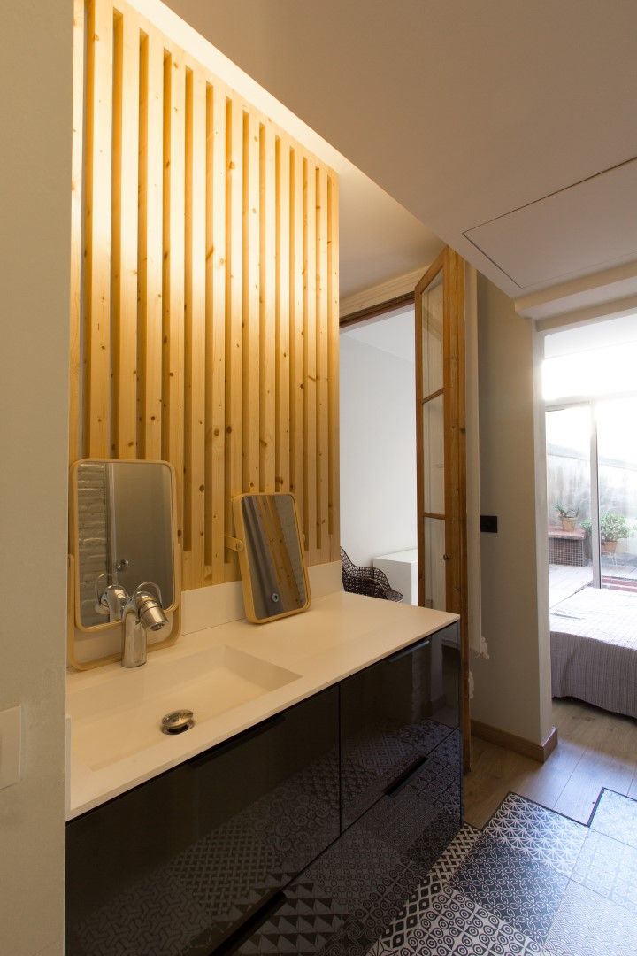 LOFT EN BARCELONA Proyecto de interiorismo para convertir un antiguo piso en un loft donde se valora la calidad del espacio, CREAPROJECTS. Interior design. CREAPROJECTS. Interior design. Casas de banho modernas