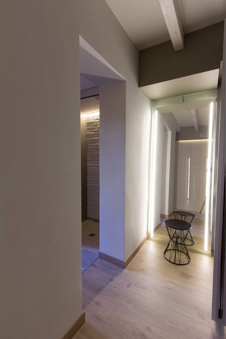 LOFT EN BARCELONA Proyecto de interiorismo para convertir un antiguo piso en un loft donde se valora la calidad del espacio, CREAPROJECTS. Interior design. CREAPROJECTS. Interior design. غرفة الملابس