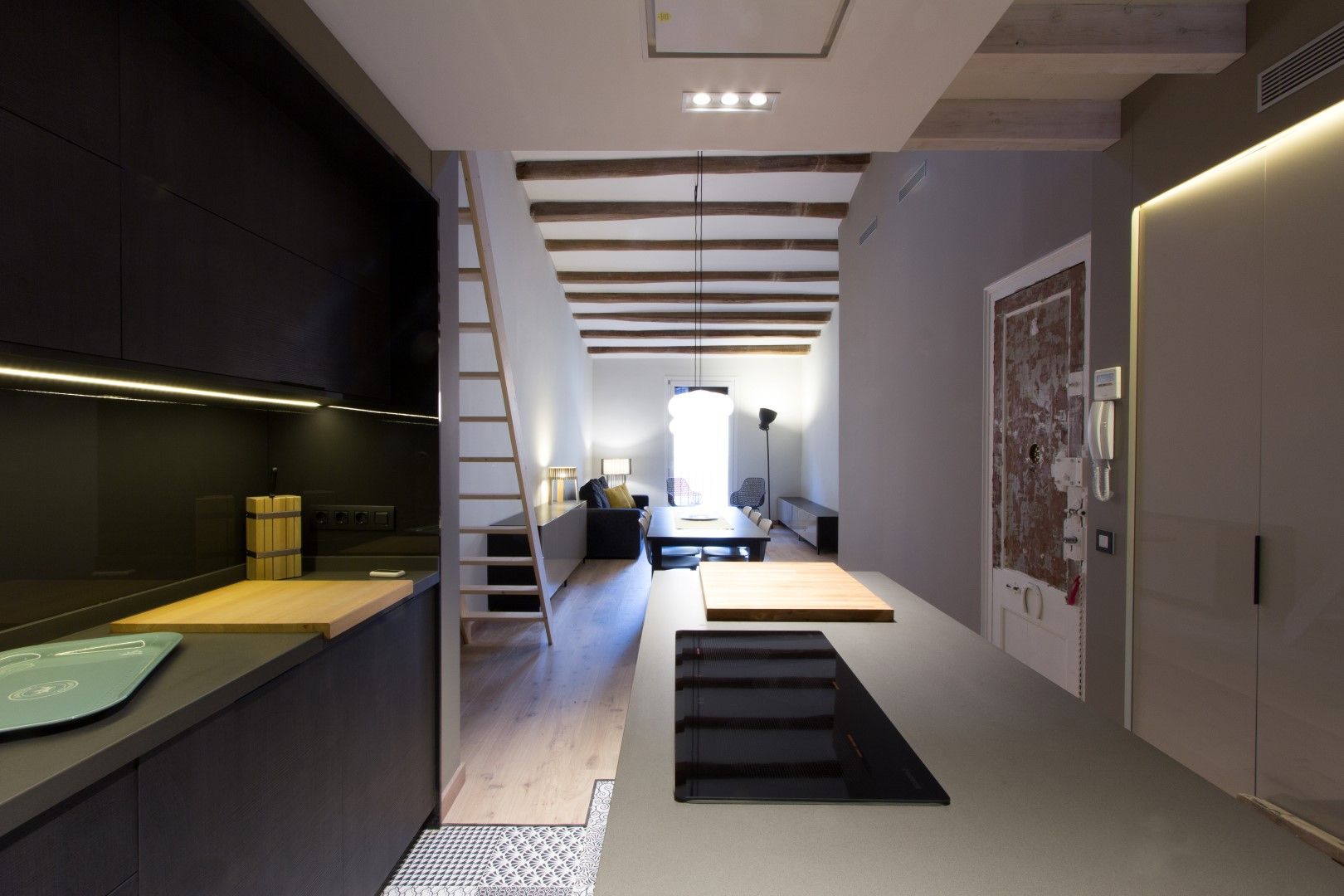 LOFT EN BARCELONA Proyecto de interiorismo para convertir un antiguo piso en un loft donde se valora la calidad del espacio, CREAPROJECTS. Interior design. CREAPROJECTS. Interior design. مطبخ ذو قطع مدمجة