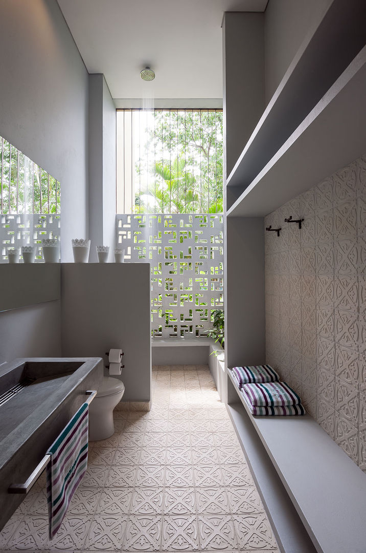 Casa Mesa de Yeguas X-13, NOAH Proyectos SAS NOAH Proyectos SAS Baños de estilo minimalista Concreto