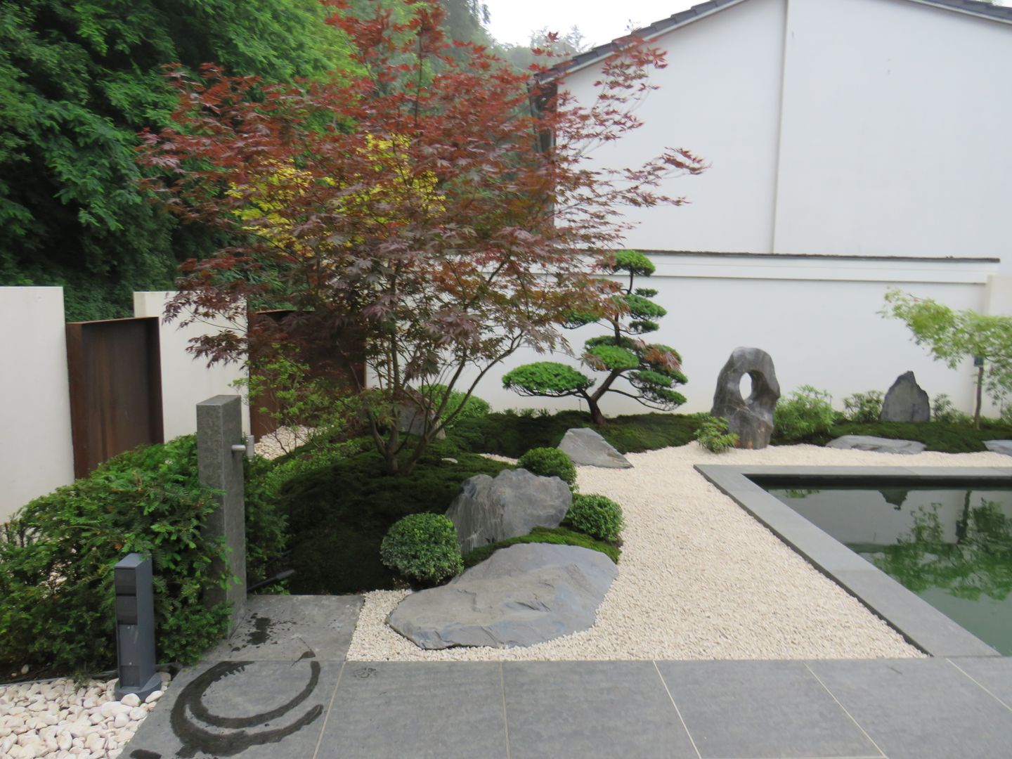 Japanische Gartenkunst trifft Moderne Kunst, Kokeniwa Japanische Gartengestaltung Kokeniwa Japanische Gartengestaltung 아시아스타일 정원