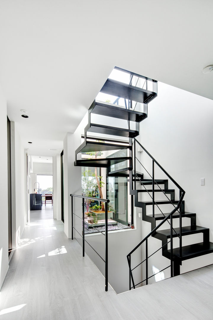 景色を取り込む二世帯住宅, TERAJIMA ARCHITECTS／テラジマアーキテクツ TERAJIMA ARCHITECTS／テラジマアーキテクツ Stairs