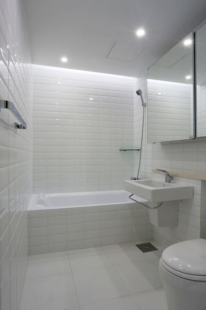 homify Modern bathroom