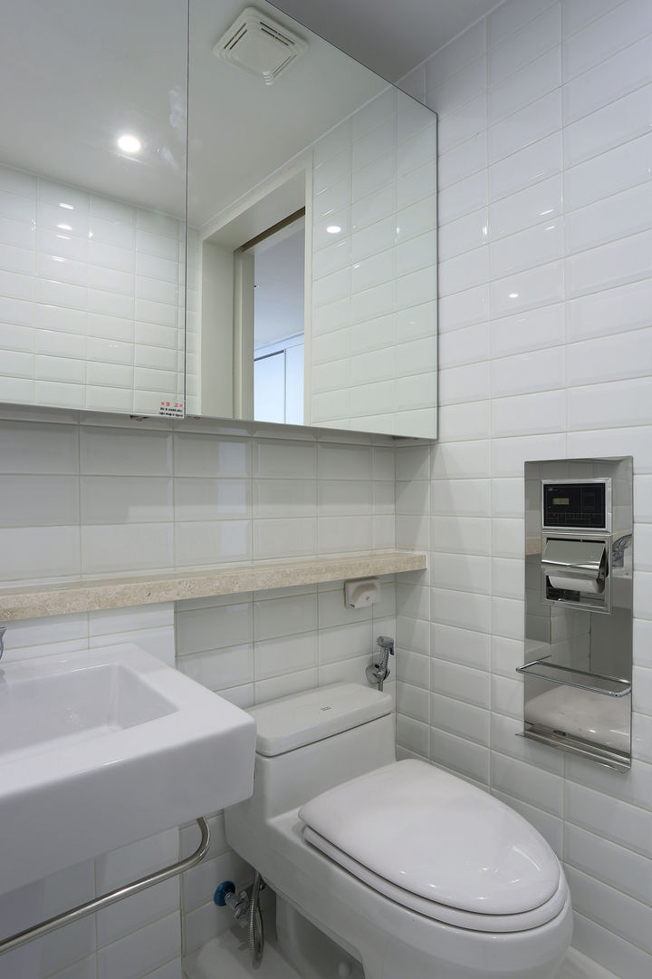 homify Modern bathroom