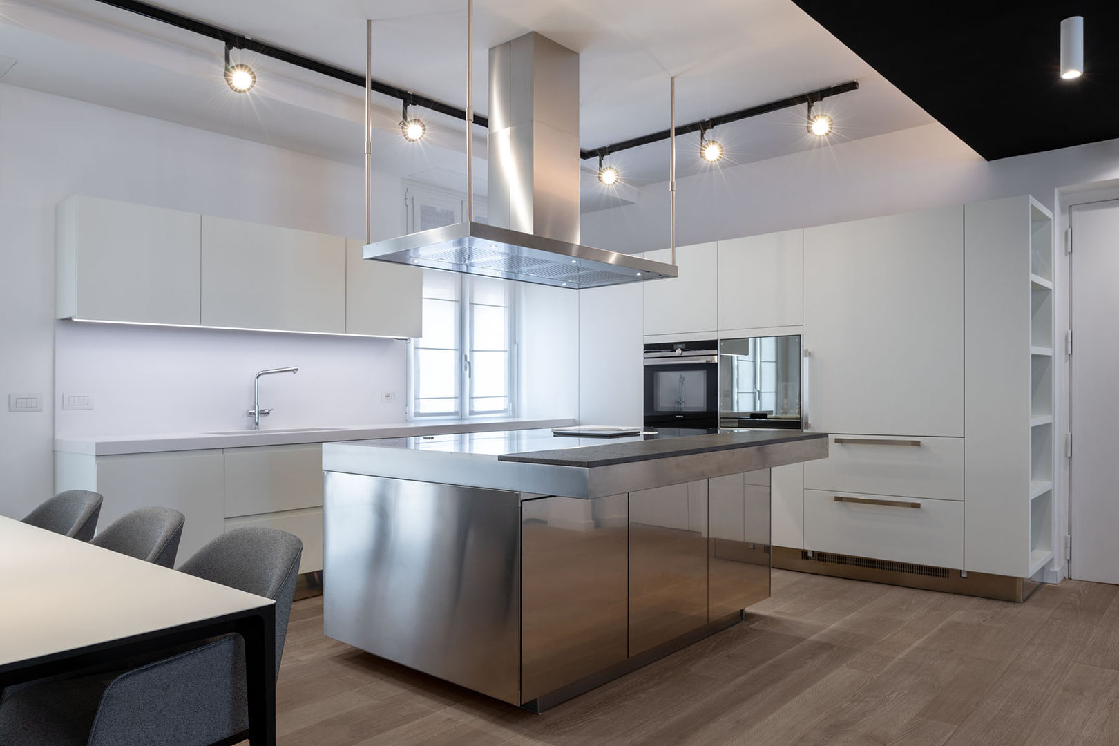 homify Built-in kitchens Metal
