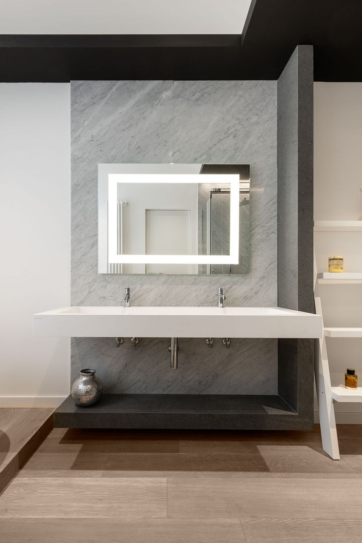 homify Modern bathroom Marble