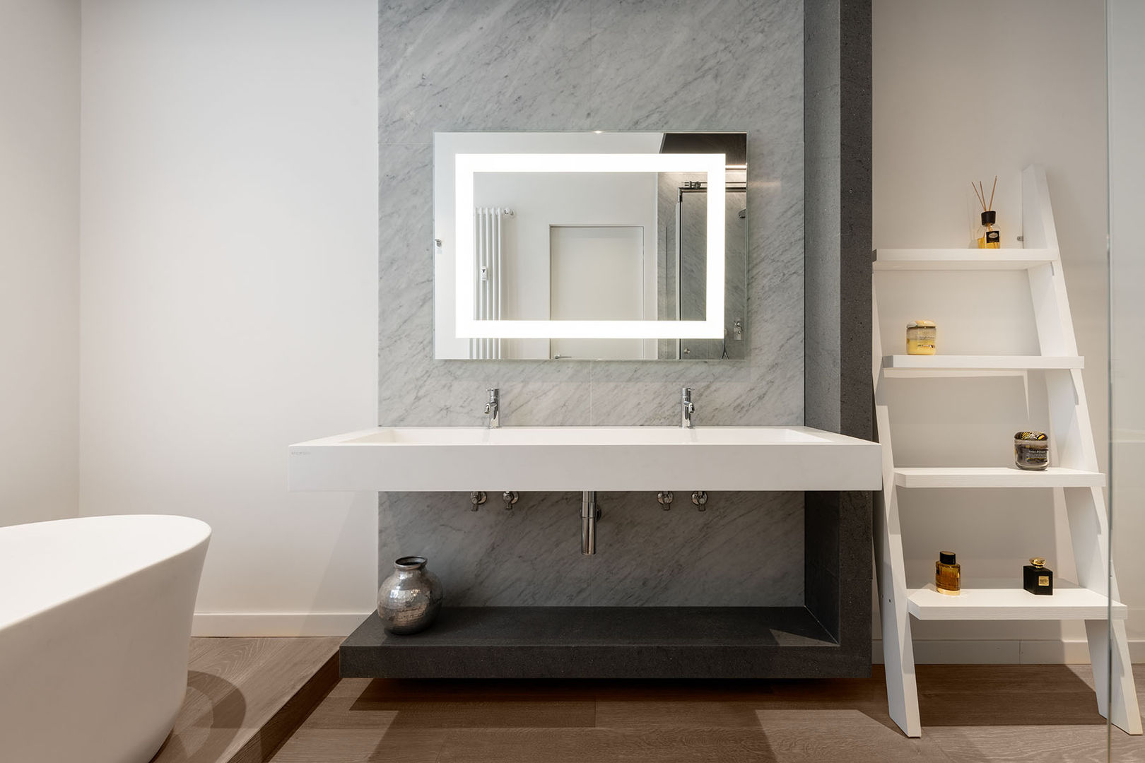 homify Modern bathroom سنگ مرمر