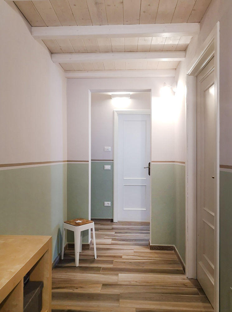 La prima casa: pratica e bella, con il giusto budget., Rifò Rifò Eclectic style corridor, hallway & stairs
