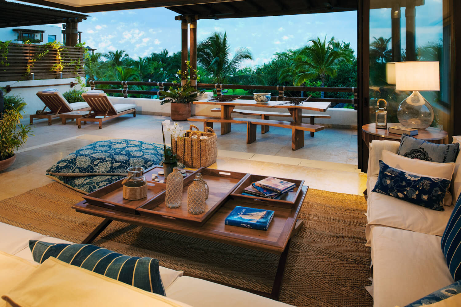 fotógrafo profesional de Hoteles y arquitectura en México, foto de arquitectura foto de arquitectura Tropical style living room Wood-Plastic Composite