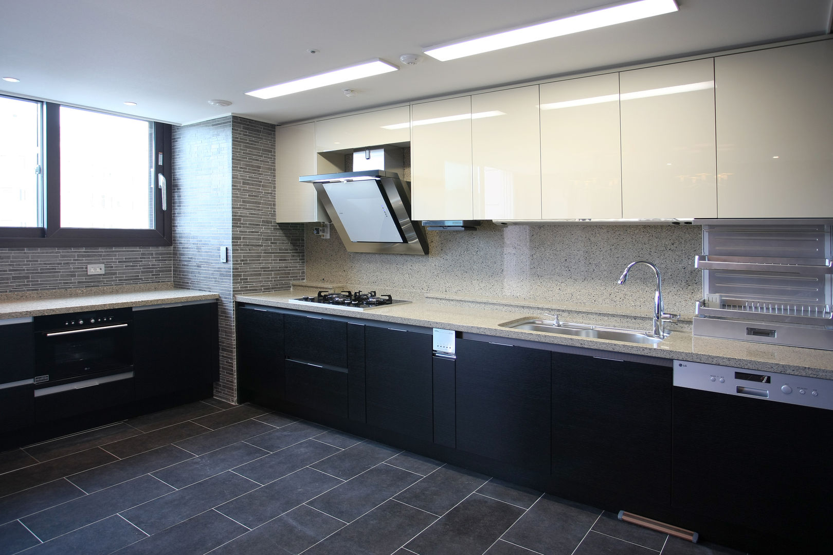 homify Modern kitchen