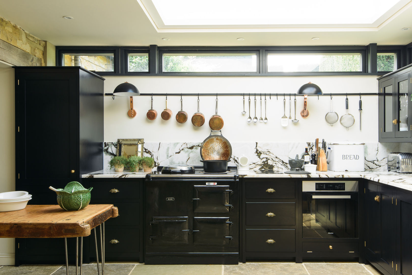 The Chipping Norton Kitchen by deVOL deVOL Kitchens Built-in kitchens Solid Wood Multicolored