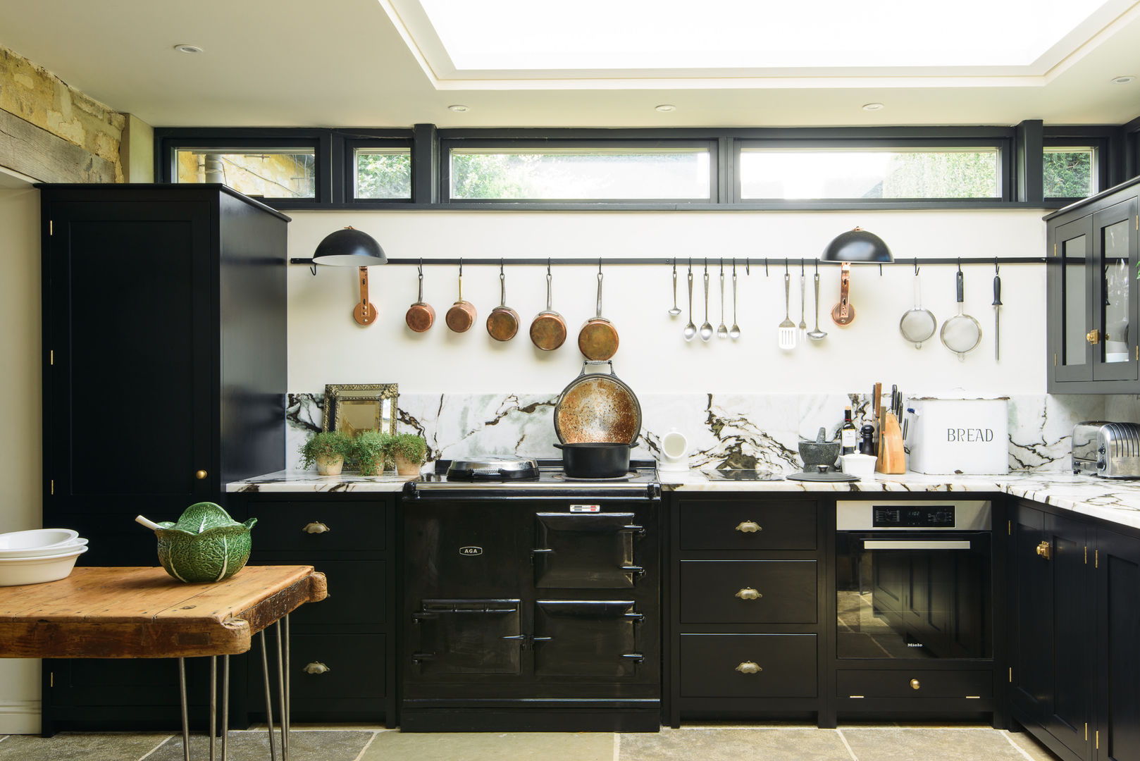 Estanterías bien ubicadas para tener la cocina ordenada