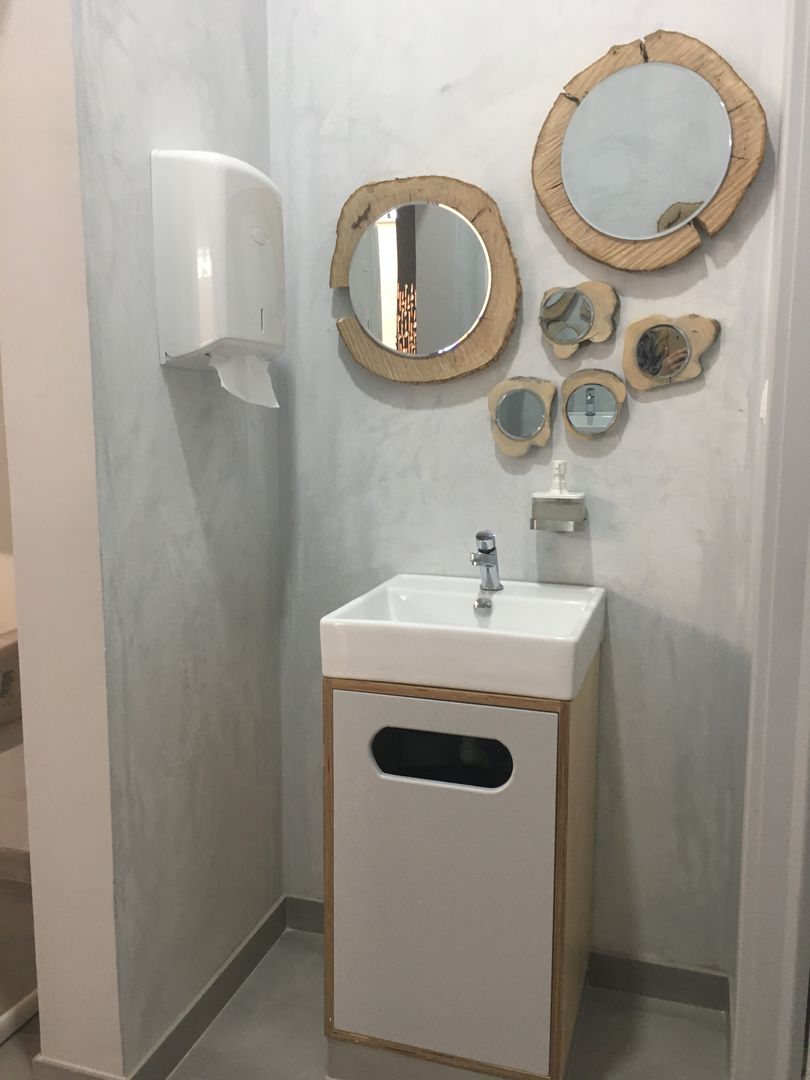 Decoração - restaurante , Inês Florindo Lopes Inês Florindo Lopes Modern Banyo Ahşap-Plastik Kompozit İlaç Dolapları