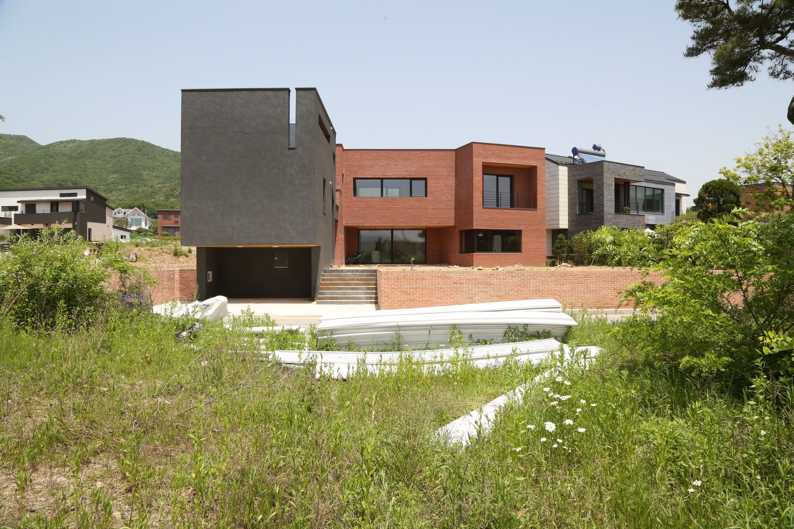 지산발트 하우스 지우, 인문학적인집짓기 인문학적인집짓기 Detached home اینٹوں