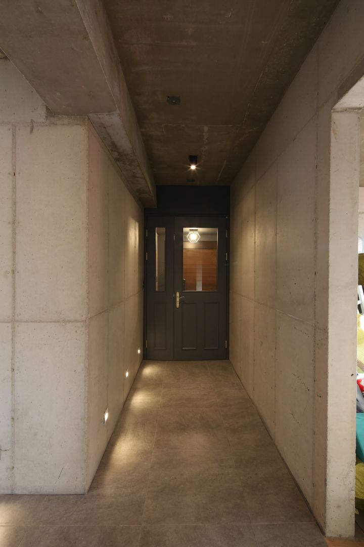 지산발트 하우스 지우, 인문학적인집짓기 인문학적인집짓기 Modern Corridor, Hallway and Staircase Concrete