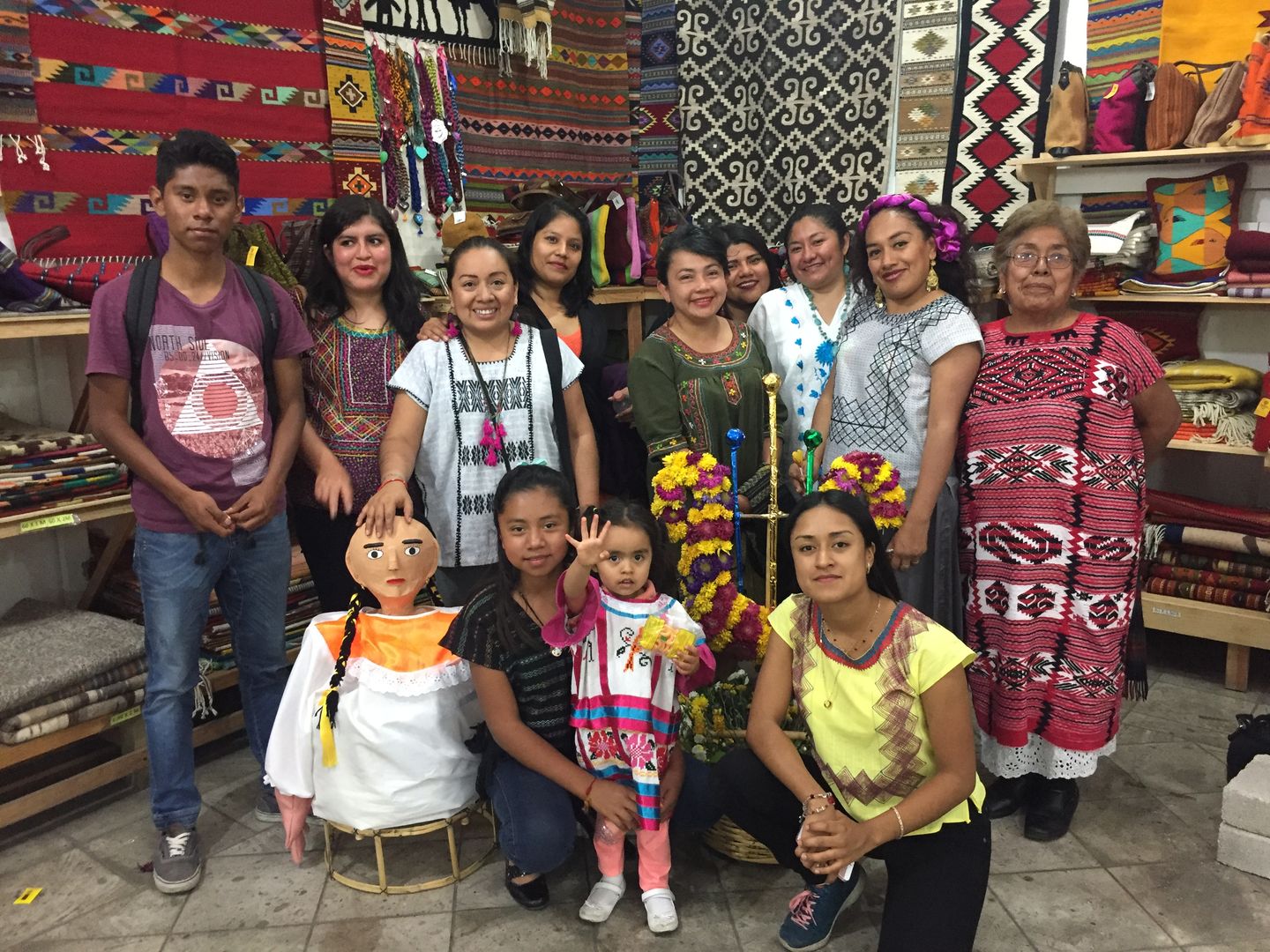 TALENTO HUMANO Y PROCESO DE PRODUCCIÓN, DECORCINCO DISEÑO ARTESANAL TEXTIL; CORTINAS, COLCHAS, COJINES, MANTELES Y COMPLEMENTOS DECORCINCO DISEÑO ARTESANAL TEXTIL; CORTINAS, COLCHAS, COJINES, MANTELES Y COMPLEMENTOS Kamar Tidur Gaya Kolonial Textiles