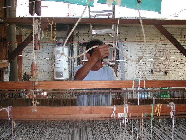 EL MAESTRO VICENTE TEJIENDO DECORCINCO DISEÑO ARTESANAL TEXTIL; CORTINAS, COLCHAS, COJINES, MANTELES Y COMPLEMENTOS Dormitorios coloniales Textiles