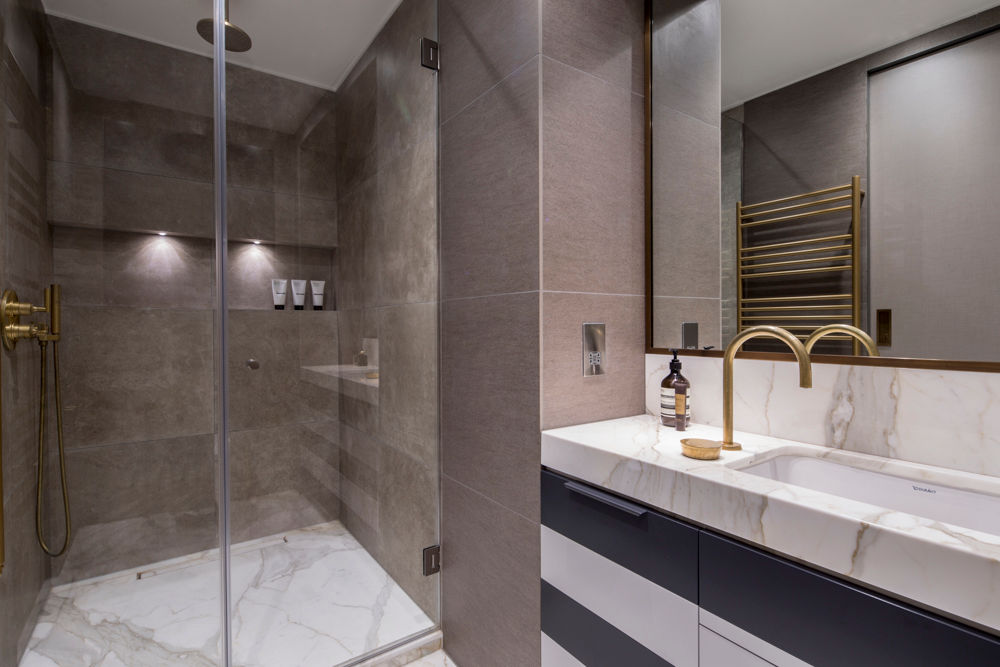 Fitzrovia Apartment - Master Bathroom Roselind Wilson Design Baños de estilo moderno interiordesign,london,fitzrovia,apartment,luxury,bathroom,marble,sanitaryware,interiordesigner,piedaterre,ensuite,design