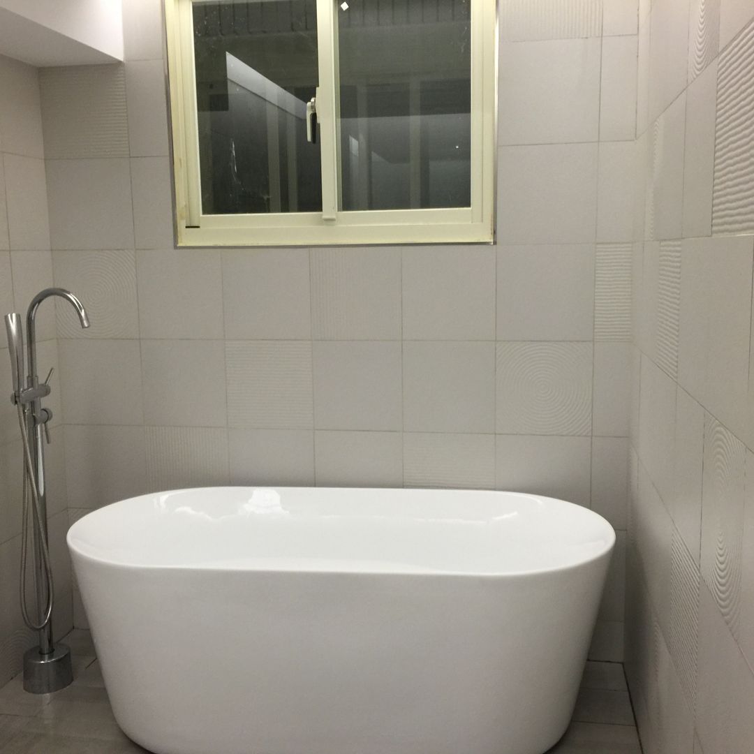 三樓主臥浴室: 斯堪的納維亞 by 懷謙建設有限公司, 北歐風