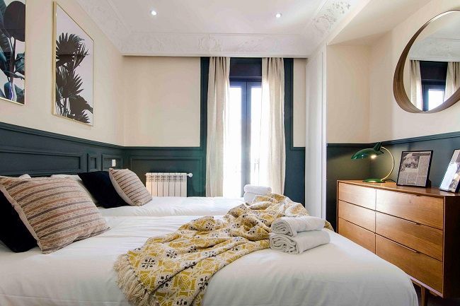 Dormitorio principal Rez estudio Dormitorios de estilo moderno Madera Acabado en madera Dormitorio,Textiles,Zólcalo de color,Paredes combinadas