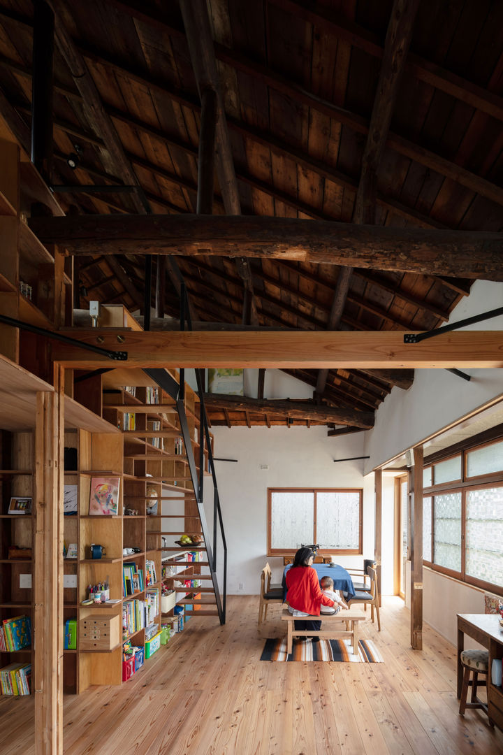 神戸大倉山の家, エイチ・アンド一級建築士事務所 H& Architects & Associates エイチ・アンド一級建築士事務所 H& Architects & Associates 北欧デザインの ダイニング 木 木目調