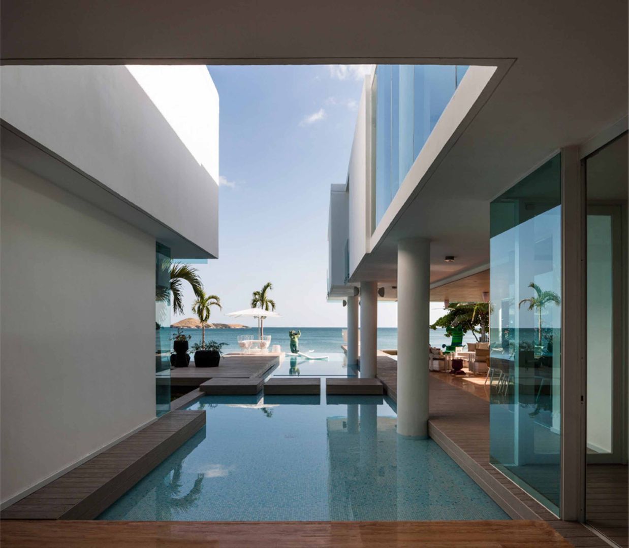 Imponente Casa Minimalista con Piscina y Vista al Mar, Mallol Arquitectos Mallol Arquitectos 미니멀리스트 수영장