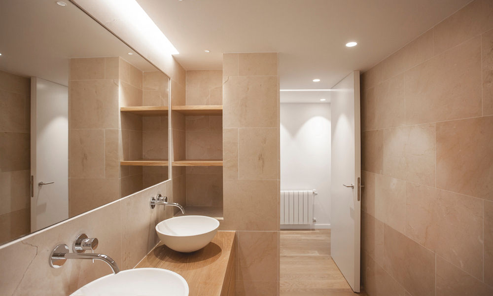 casa SC | Valencia, Spain, estudio calma estudio calma Baños de estilo escandinavo Lavabo,Grifo,Propiedad,Arreglo de tubería,Espejo,Lavabo del baño,Madera,Cuarto de baño,Accesorio,Diseño de interiores