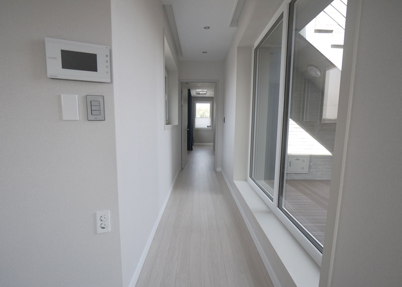 용산리 단독주택, 인우건축사사무소 인우건축사사무소 Modern corridor, hallway & stairs Wood Wood effect