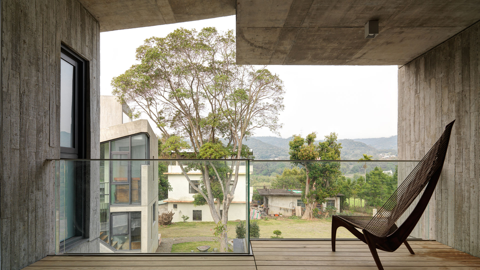 關西杜宅, 形構設計 Morpho-Design 形構設計 Morpho-Design Modern Balkon, Veranda & Teras