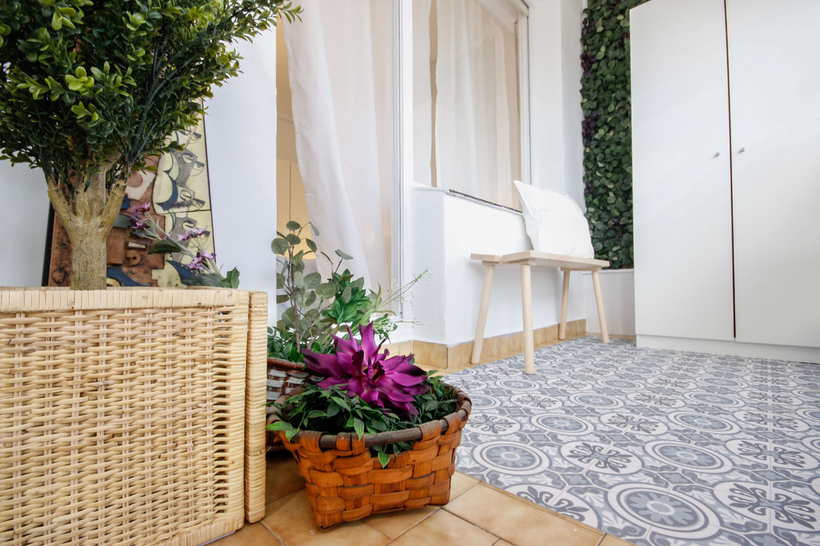 Detalle de la terraza cubierta Home Staging Bizkaia Balcones y terrazas de estilo escandinavo