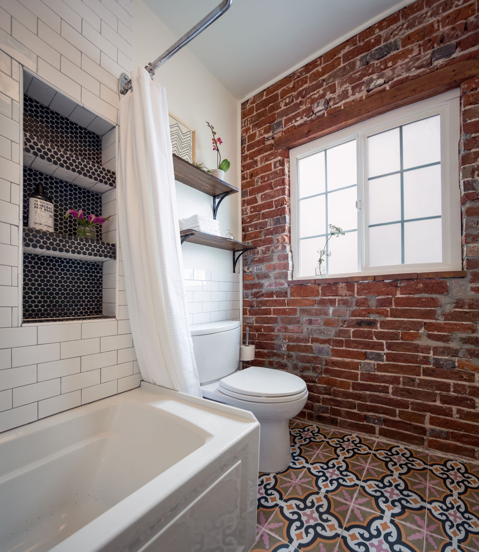 Pattern and Texture: A Bold, Yet Simple, Bathroom, Laura Medicus Interiors Laura Medicus Interiors Eclectic style bathrooms