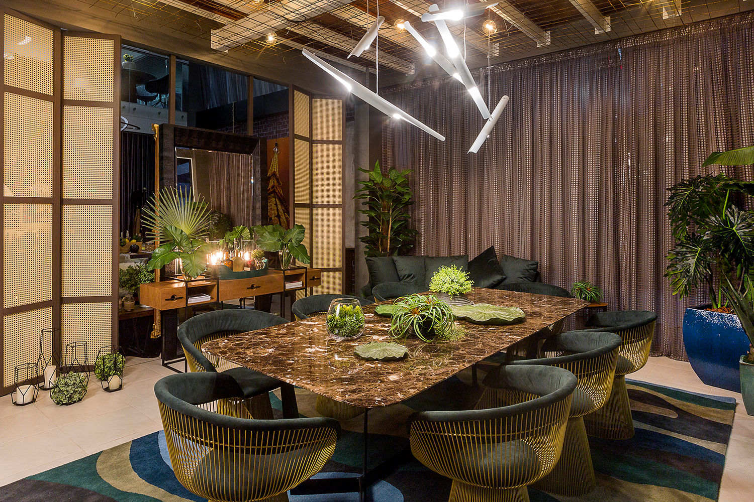 Sala de jantar inspirada no Pantanal, Espaço do Traço arquitetura Espaço do Traço arquitetura ラスティックデザインの ダイニング