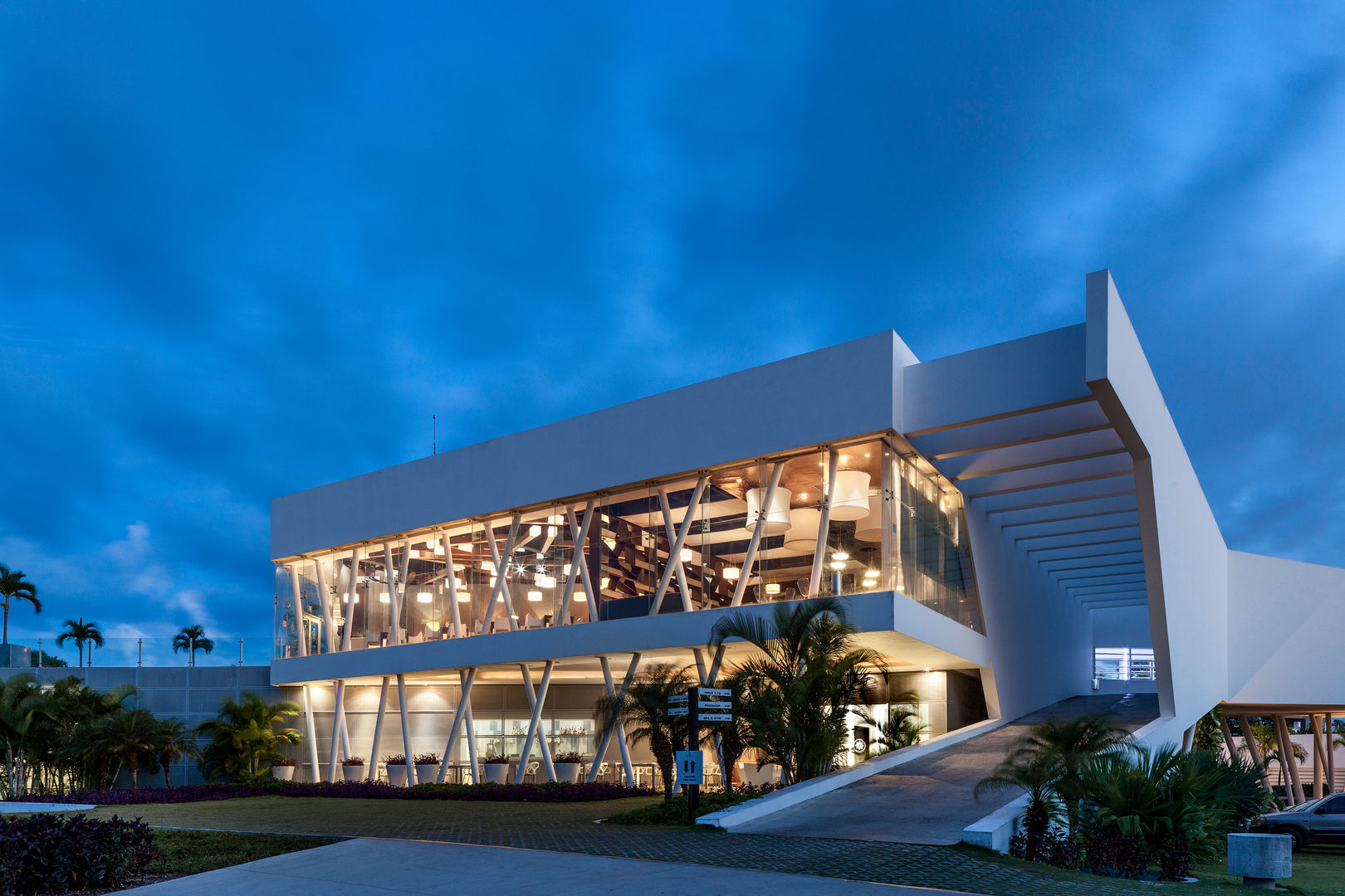 iluminación fachada hacia el hoyo 18 Daniel Cota Arquitectura | Despacho de arquitectos | Cancún Oficinas de estilo moderno Concreto