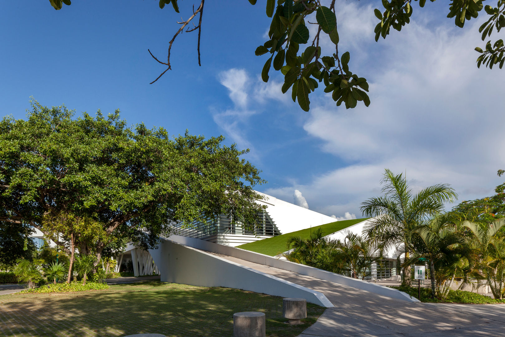 fachada hacia el tiro de práctica Daniel Cota Arquitectura | Despacho de arquitectos | Cancún Jardín interior Concreto Paisajismo de interiores