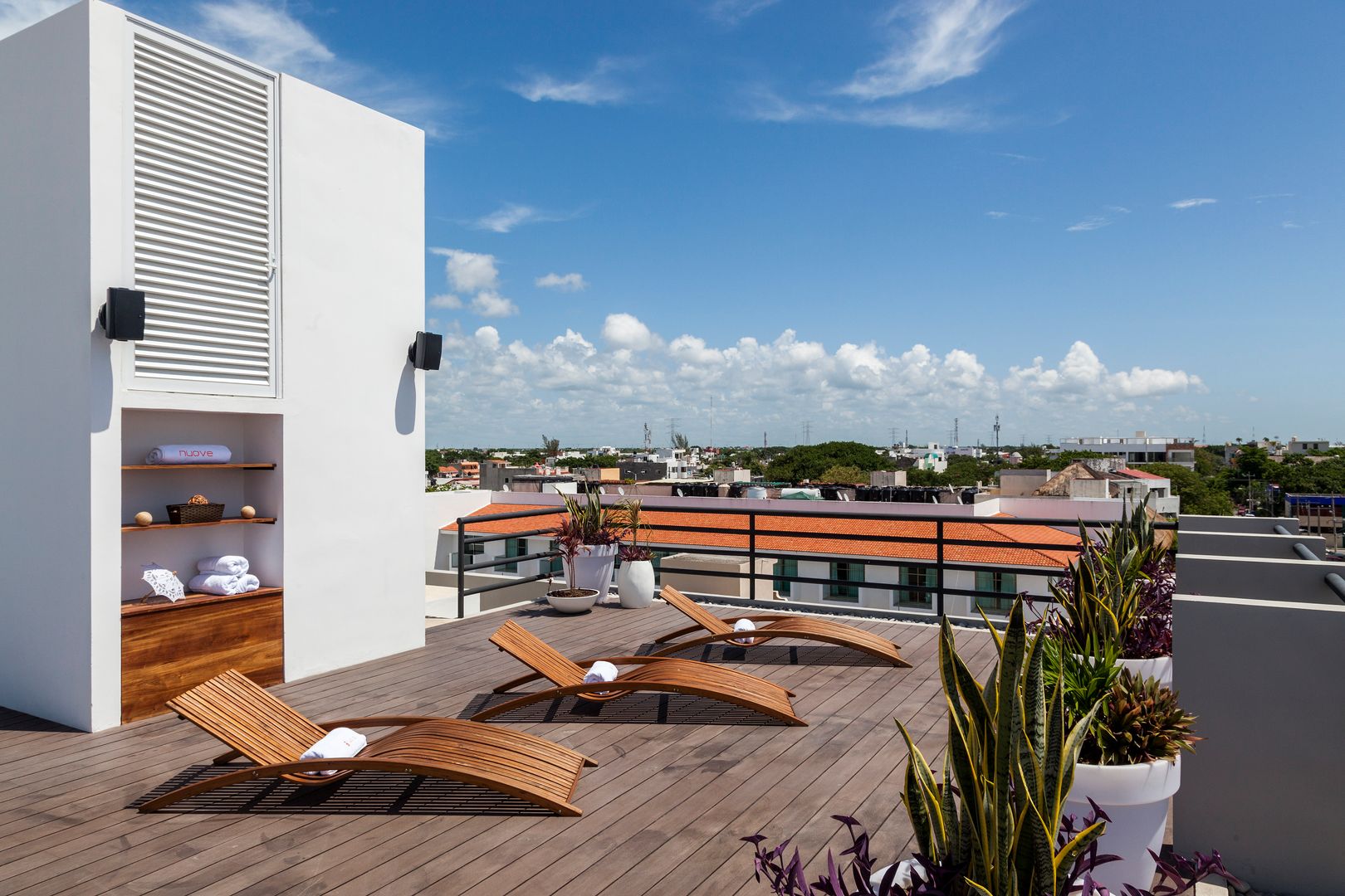 nuove lofts, Daniel Cota Arquitectura | Despacho de arquitectos | Cancún Daniel Cota Arquitectura | Despacho de arquitectos | Cancún モダンデザインの テラス 木 木目調