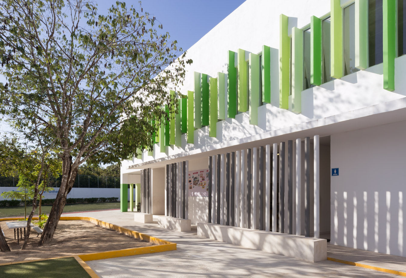 britt academy playa del carmen, Daniel Cota Arquitectura | Despacho de arquitectos | Cancún Daniel Cota Arquitectura | Despacho de arquitectos | Cancún Oficinas y bibliotecas de estilo moderno Concreto