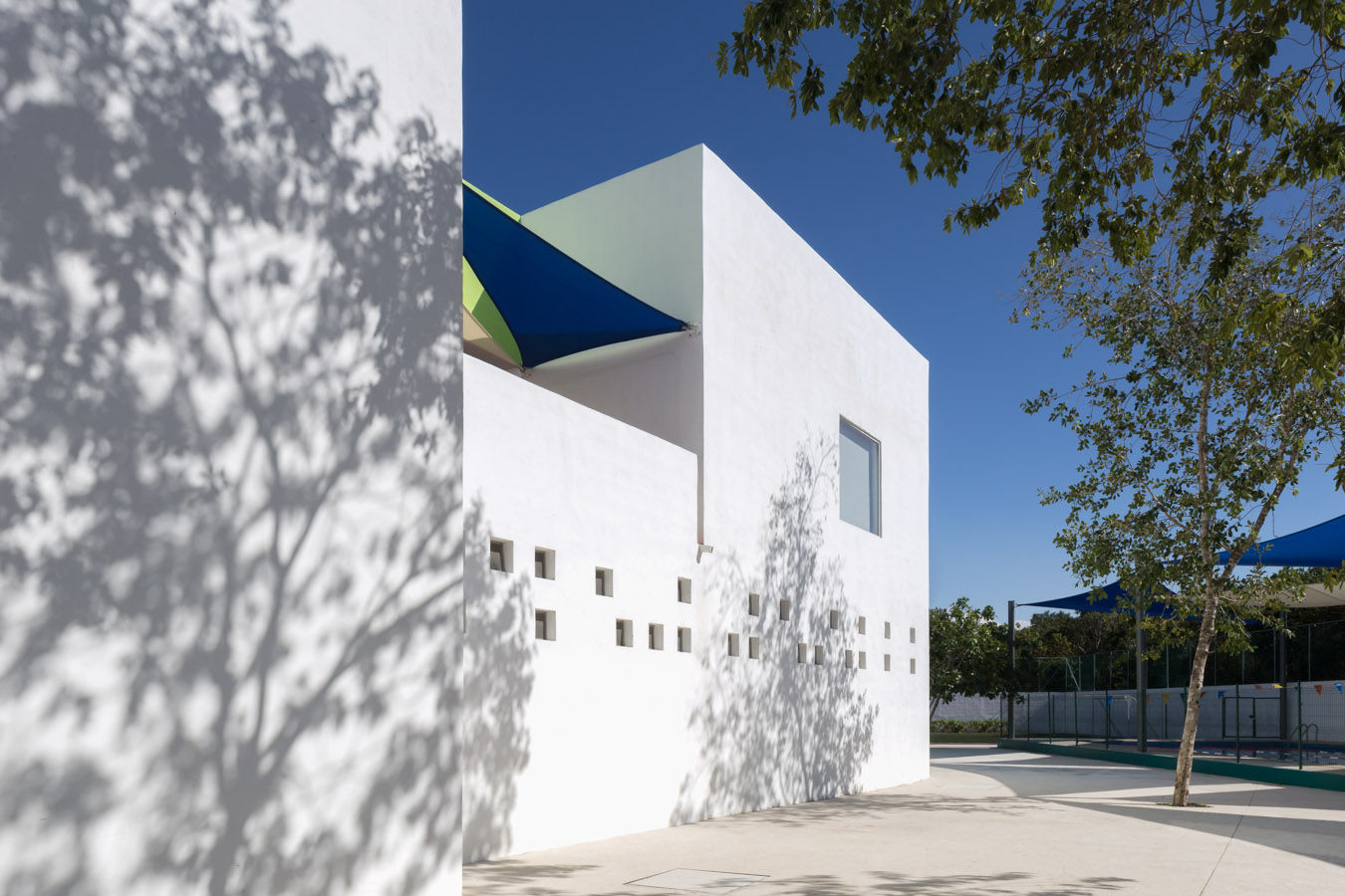 britt academy playa del carmen, Daniel Cota Arquitectura | Despacho de arquitectos | Cancún Daniel Cota Arquitectura | Despacho de arquitectos | Cancún Escritórios modernos Concreto