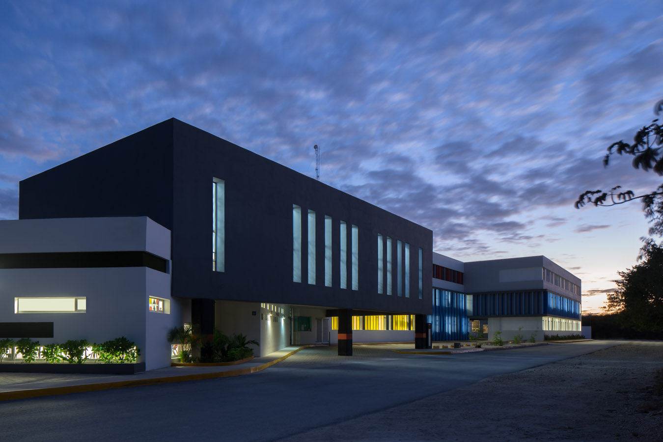 britt academy playa del carmen, Daniel Cota Arquitectura | Despacho de arquitectos | Cancún Daniel Cota Arquitectura | Despacho de arquitectos | Cancún Oficinas y bibliotecas de estilo moderno Concreto