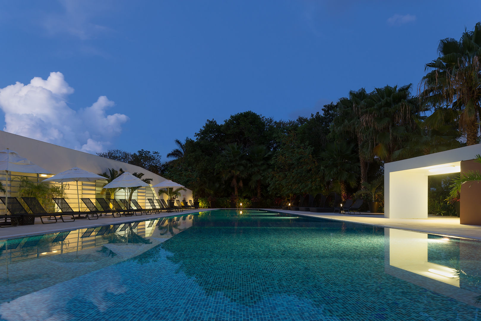 casa club de golf grand coral riviera maya, Daniel Cota Arquitectura | Despacho de arquitectos | Cancún Daniel Cota Arquitectura | Despacho de arquitectos | Cancún مسبح حديقة بلاط
