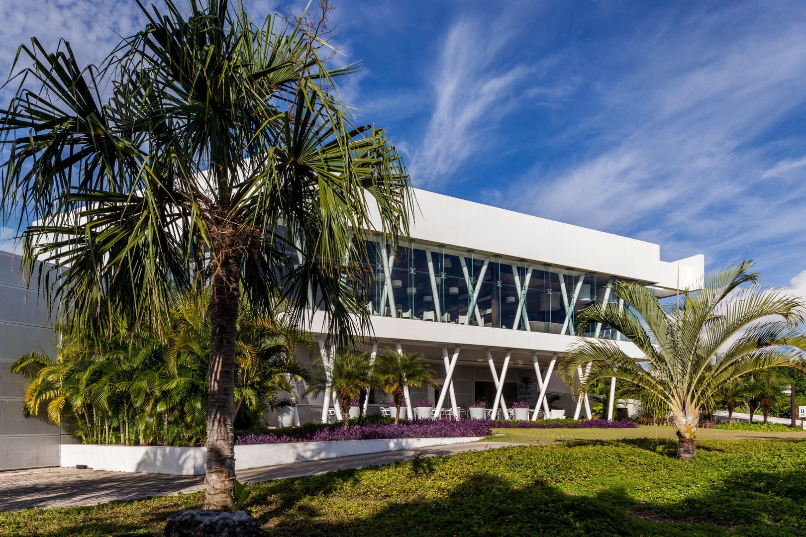 casa club de golf grand coral riviera maya, Daniel Cota Arquitectura | Despacho de arquitectos | Cancún Daniel Cota Arquitectura | Despacho de arquitectos | Cancún Modern Study Room and Home Office Concrete