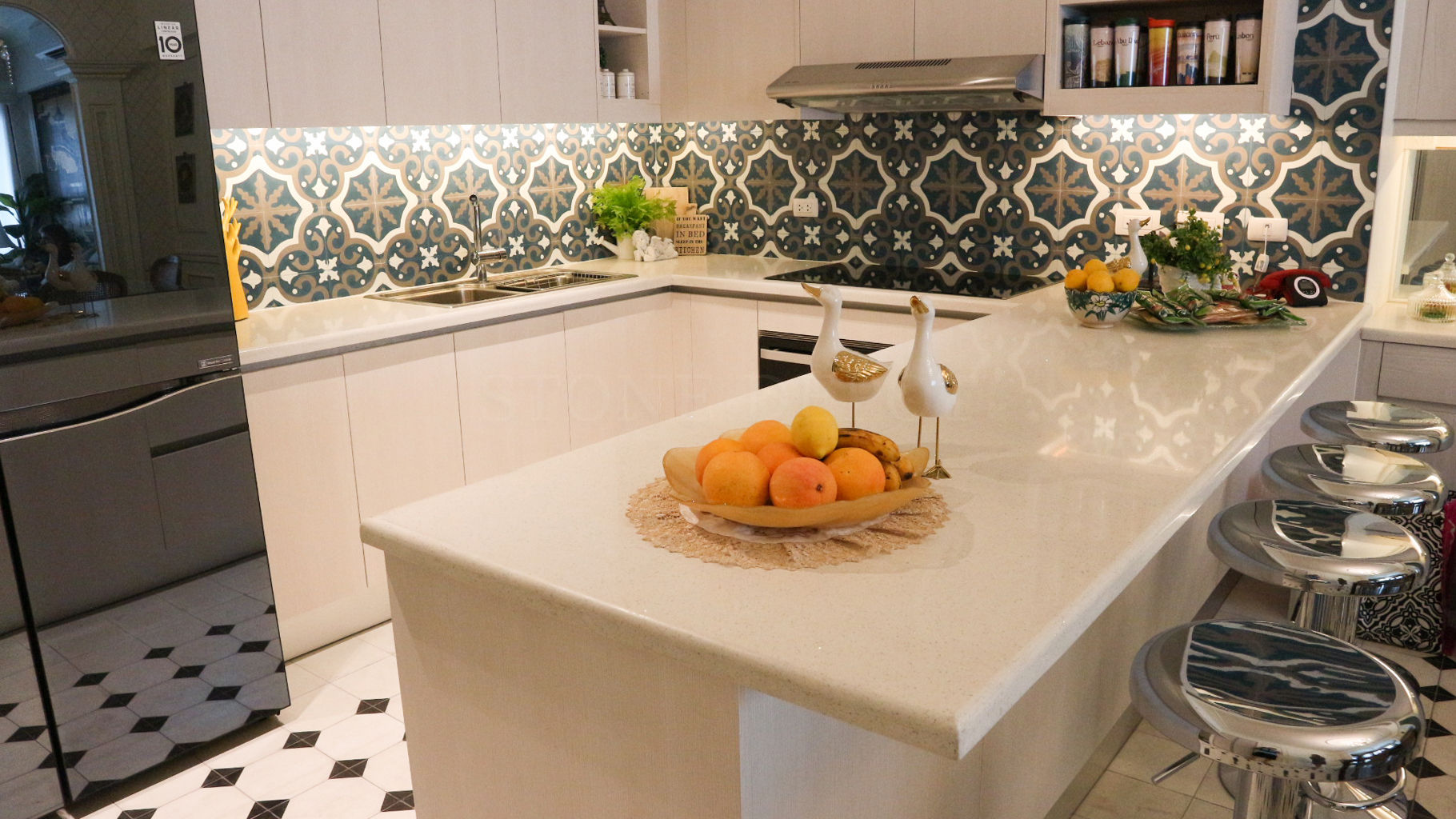 White Sapphire Quartz Kitchen Countertop at the Viridian in Greenhills, Stone Depot Stone Depot クラシックデザインの キッチン