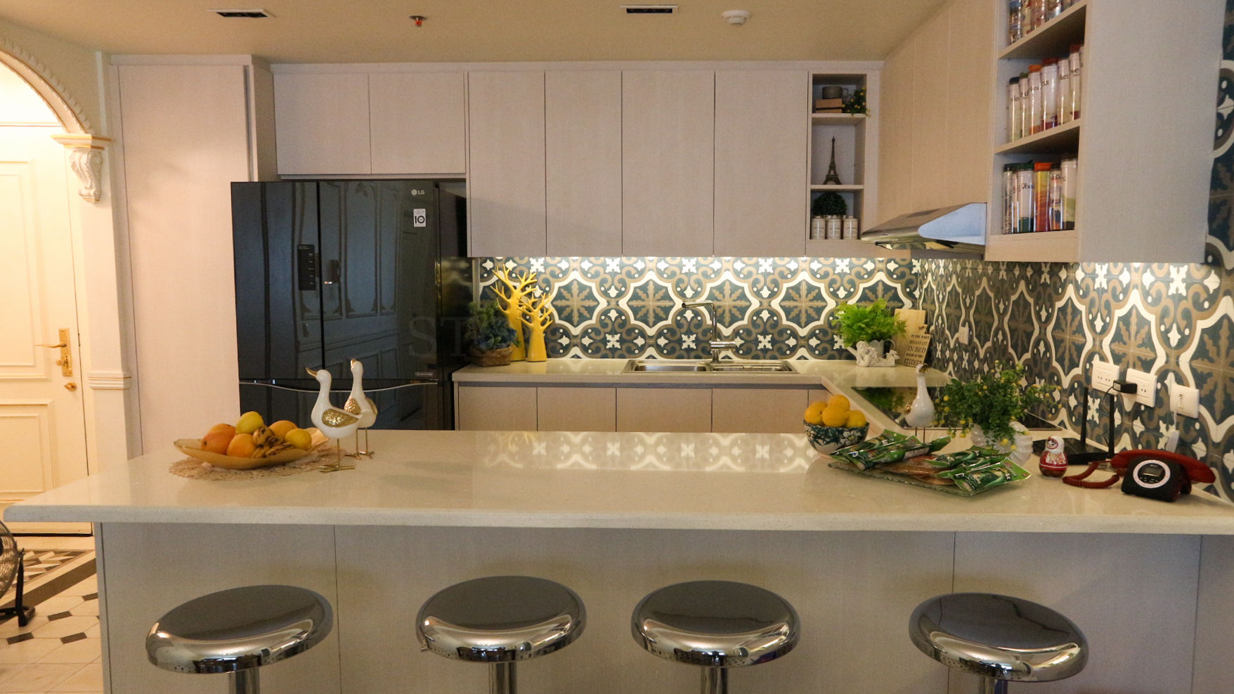 White Sapphire Quartz Kitchen Countertop at the Viridian in Greenhills, Stone Depot Stone Depot Cucina in stile classico