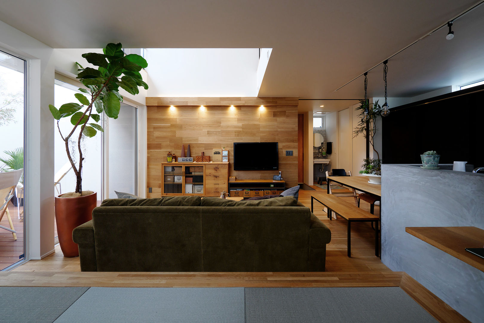 東向き間口4.5間 回遊できるパッシブコートハウス, タイコーアーキテクト タイコーアーキテクト Modern living room