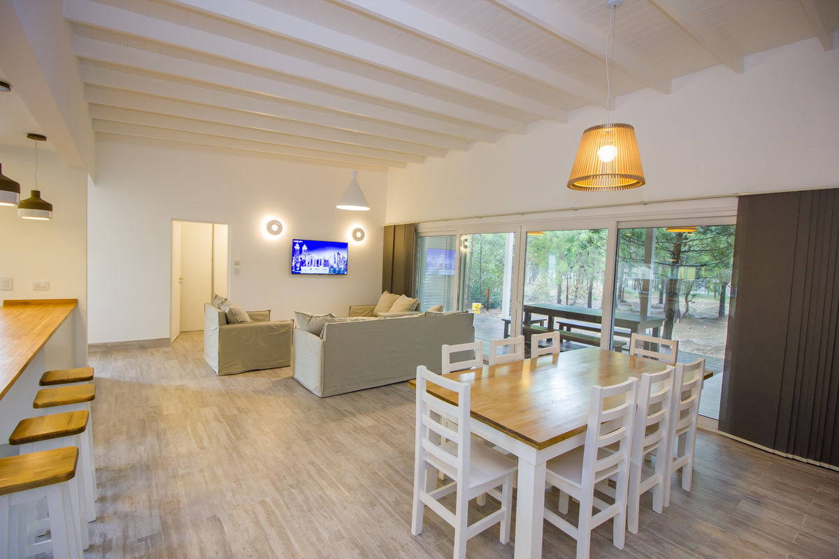 Casa modular en el barrio de Costa Esmeralda, JOM HOUSES JOM HOUSES Modern Dining Room