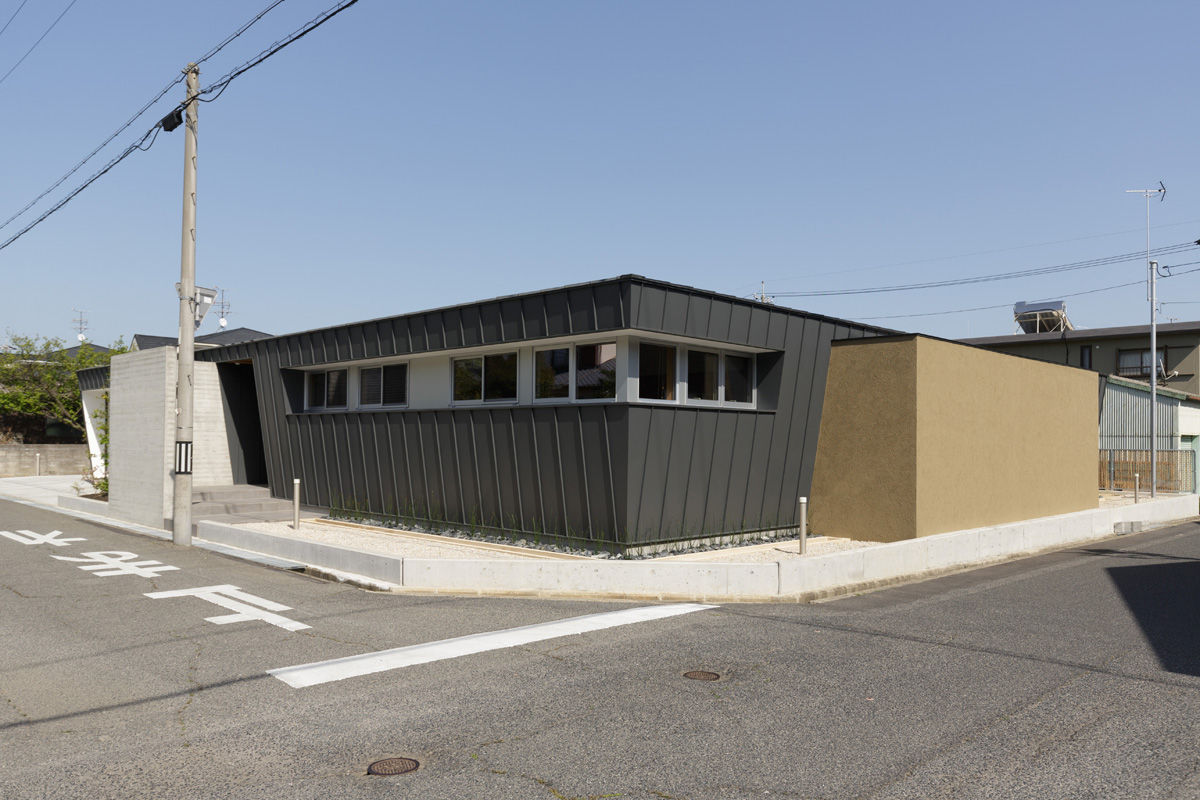 L字の家, toki Architect design office toki Architect design office Casas modernas Metal