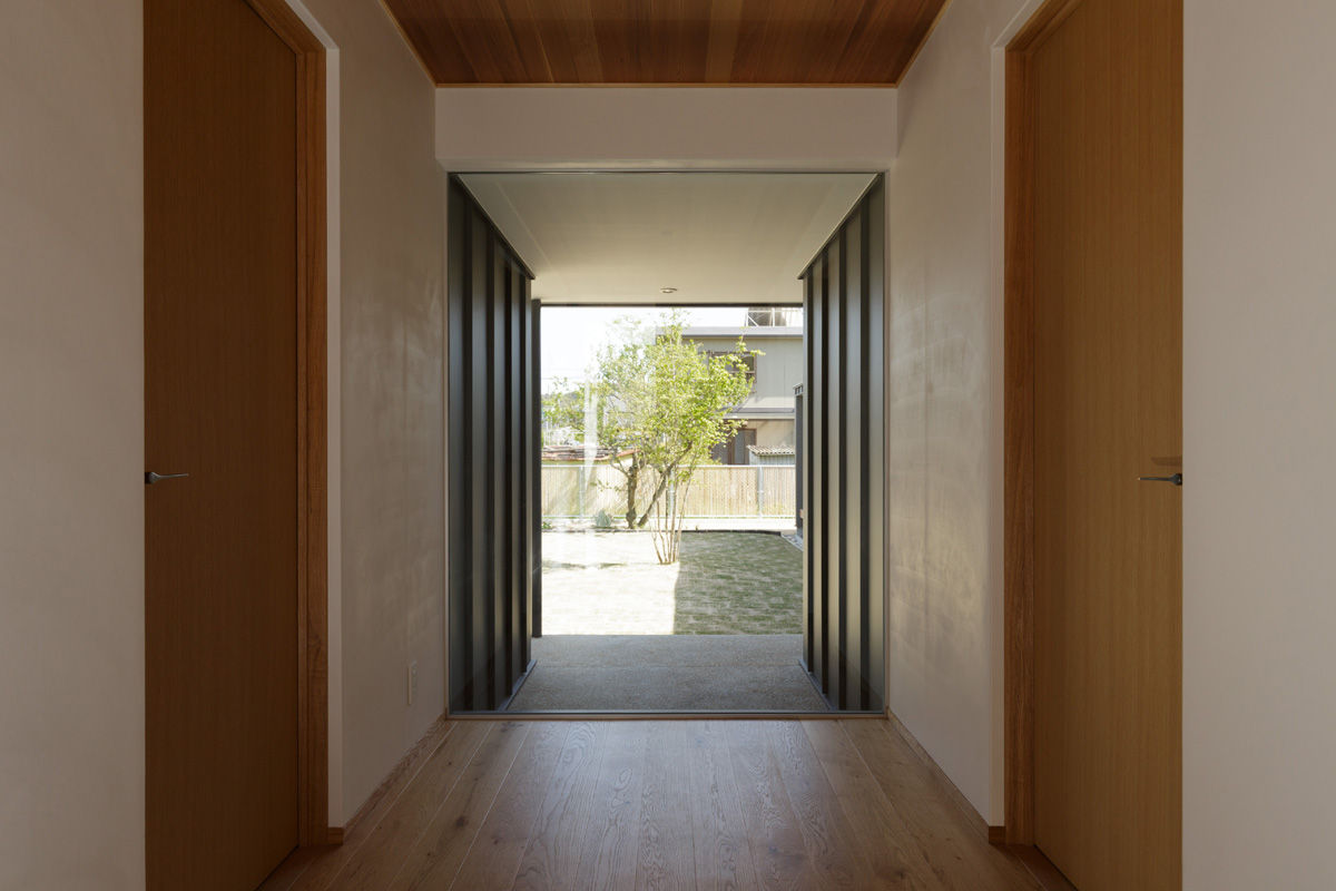 L字の家, toki Architect design office toki Architect design office Modern corridor, hallway & stairs Wood Wood effect